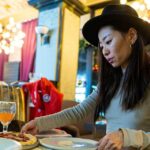 mujer-comiendo-en-restaurante