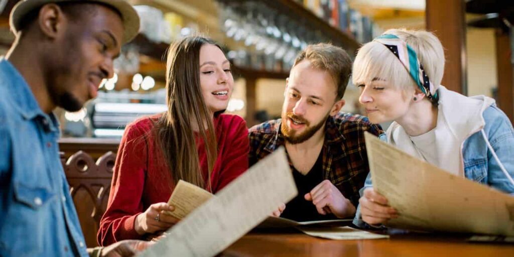 clientes viendo un menu