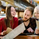 clientes viendo un menu