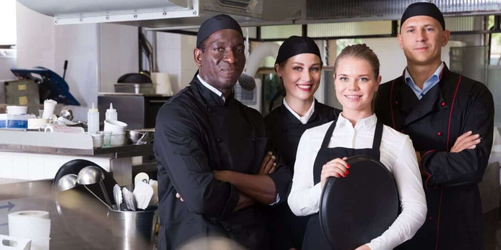 empleados restaurante felices