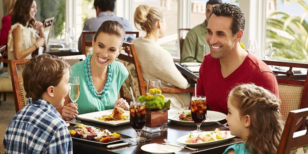 familia comiendo en restaurante